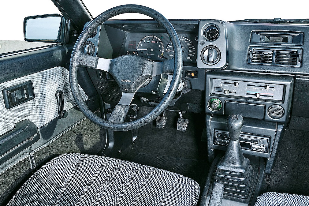 Cockpit des Toyota Corolla Coupé GT AE 86 (1984)
