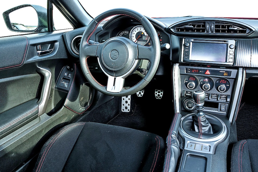 Cockpit des Toyota GT86 (2013)