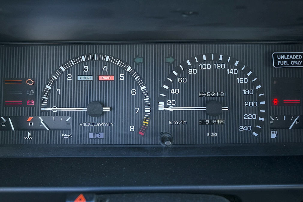 Instrumente des Toyota Corolla Coupé GT AE86 (1984)