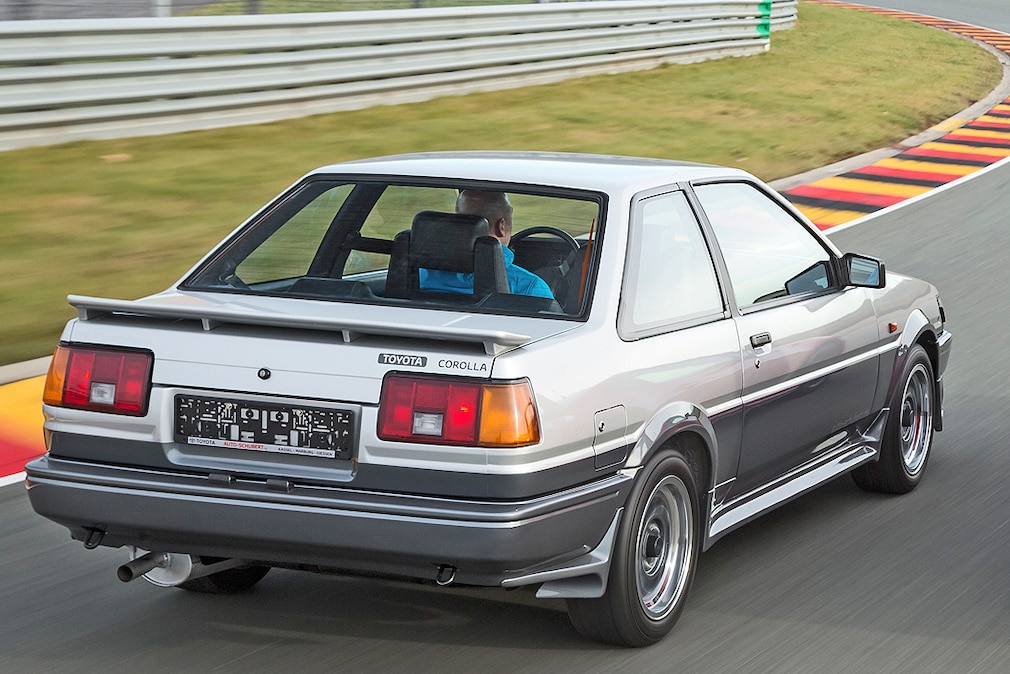 Toyota Corolla Coupé GT AE 86 (1984) fahrend schräg von hinten