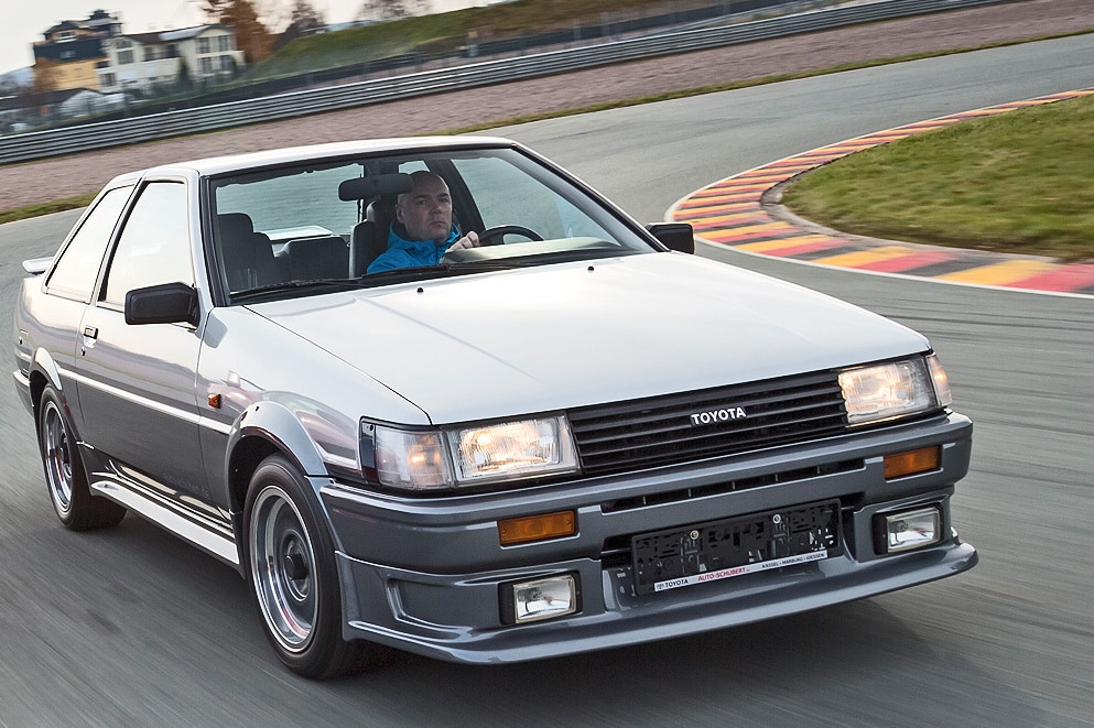 Toyota Corolla Coupé GT AE 86 (1984) fahrend schräg von vorn