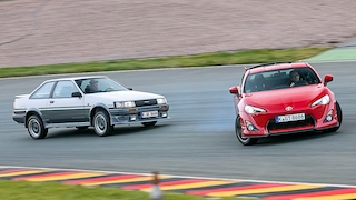 Toyota Corolla Coupé GT AE 86 (1984) und Toyota  GT 86 Aero-Kit (2013) auf der Rennstrecke, der GT86 ist im Drift