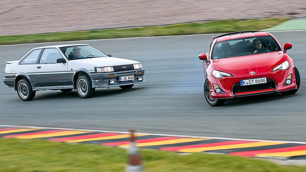 Toyota Corolla Coupé GT AE 86 (1984) und Toyota GT 86 Aero-Kit (2013) auf der Rennstrecke, der GT86 ist im Drift