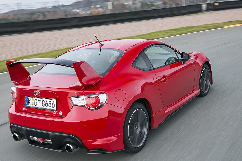 Toyota GT86 Aero-Kit (2013) fahrend schräg von hinten
