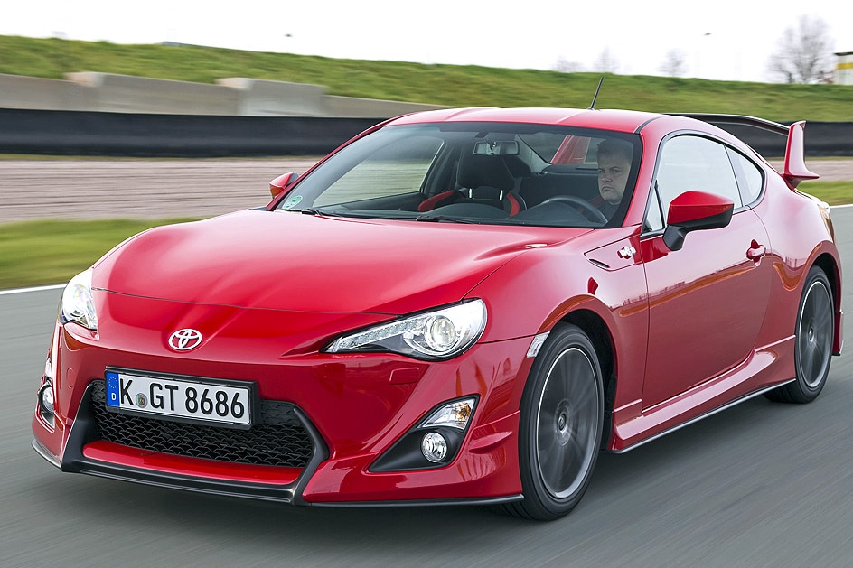 Toyota GT86 Aero-Kit (2013) fahrend schräg von vorn
