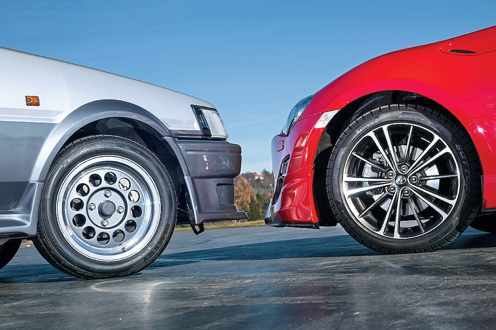 Vorderräder von Toyota Corolla Coupé GT AE 86 (1984) und Toyota GT 86 Aero-Kit (2013)
