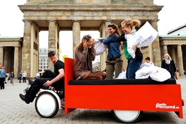 Bett-Bike vor dem Brandenburger Tor