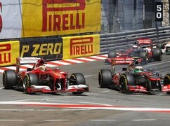 Duell in der Hafenschikane: Alonso fuhr im Kampf gegen Perez kurz von der Strecke