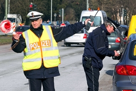 Polizist bei einer Geschwindigkeitskontrolle