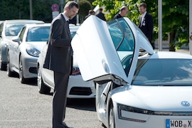 Ein Konferenzteilnehmer schaut sich beim E-Mobilitätskongress in Berlin ein VW Einliter-Auto an