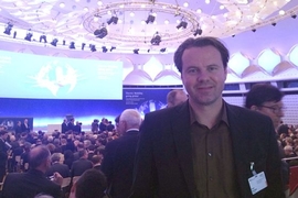 AUTO BILD-Redakteur Hauke Schrieber auf dem Elektromobilitätsgipfel in Berlin am 27. Mai 2013