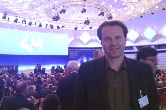 AUTO BILD-Redakteur Hauke Schrieber auf dem Elektromobilitätsgipfel in Berlin am 27. Mai 2013
