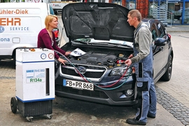Nicole Diek (links), Kfz-Meisterin in Hamburg