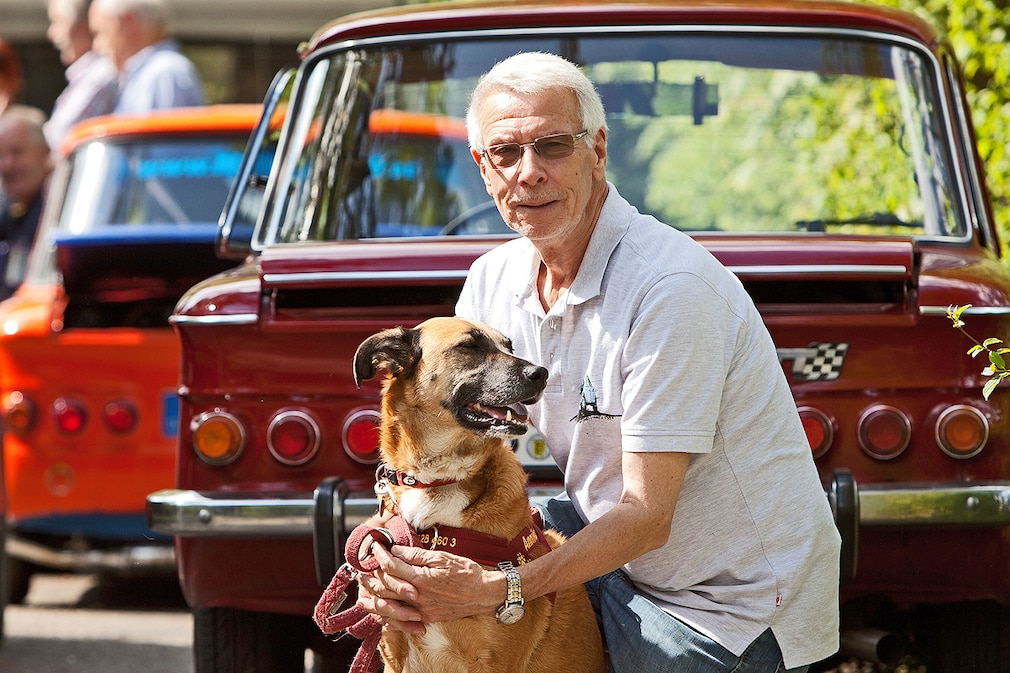 NSU Club Jochen Zieher (69) und Annika (5) NSU Sportprinz 1965