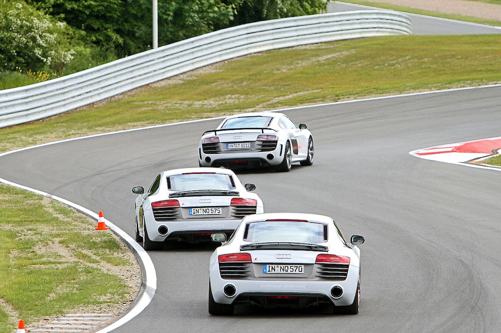 Fahrzeuge eines Kunden fahren am 30.05.2013 auf der Autorundstrecke "Bilster Berg Drive Resort" durch eine Kurvenpassage
