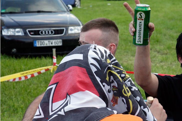 Bilder: Nazi-Aufmarsch bei Autotreffen