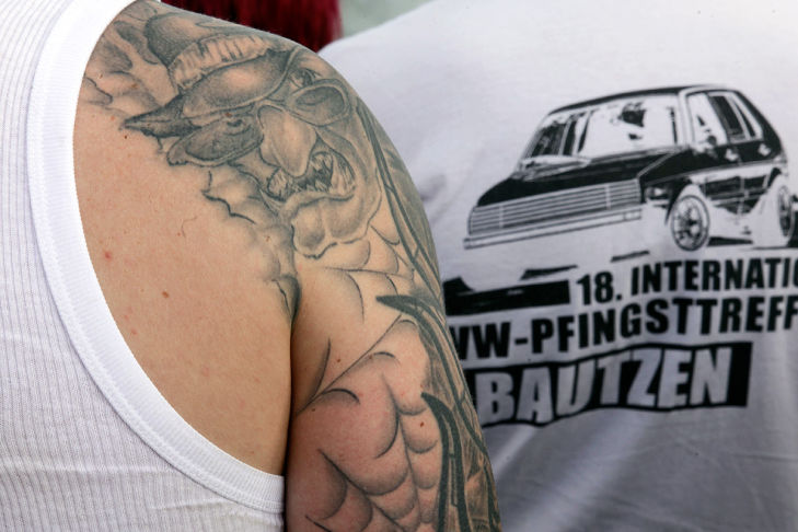 Bilder: Nazi-Aufmarsch bei Autotreffen