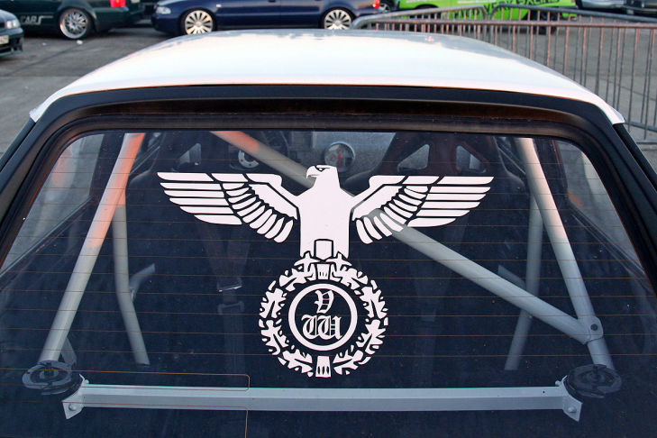Bilder: Nazi-Aufmarsch bei Autotreffen
