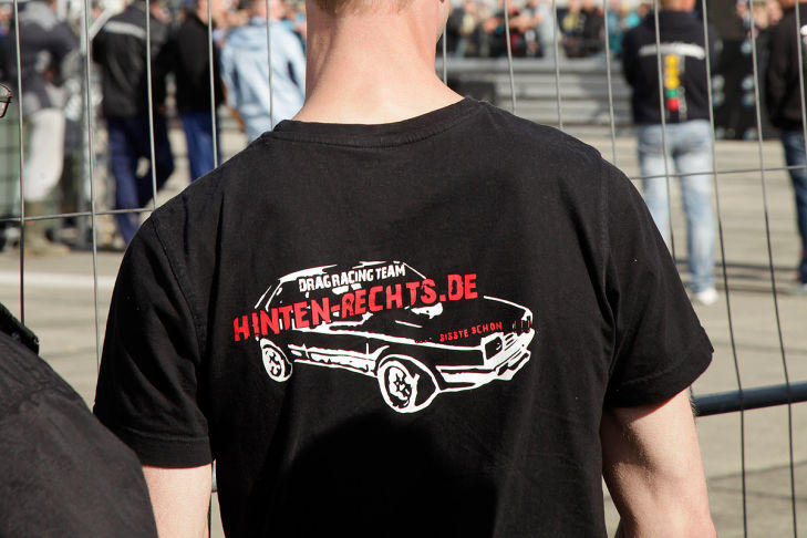 Bilder: Nazi-Aufmarsch bei Autotreffen