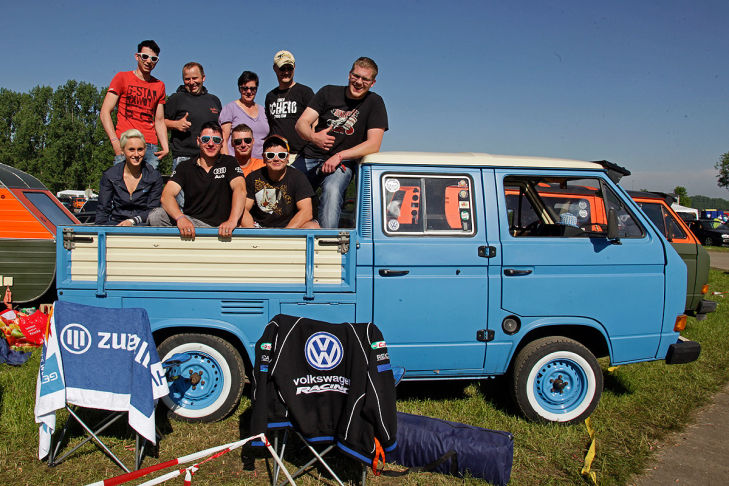 Bilder: Nazi-Aufmarsch bei Autotreffen