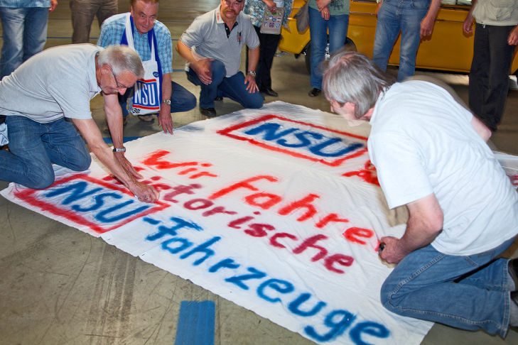 Bilder: Nazi-Aufmarsch bei Autotreffen