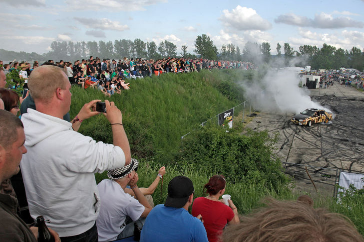 Bilder: Nazi-Aufmarsch bei Autotreffen