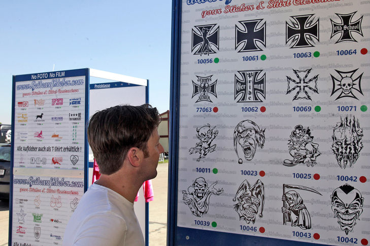 Bilder: Nazi-Aufmarsch bei Autotreffen