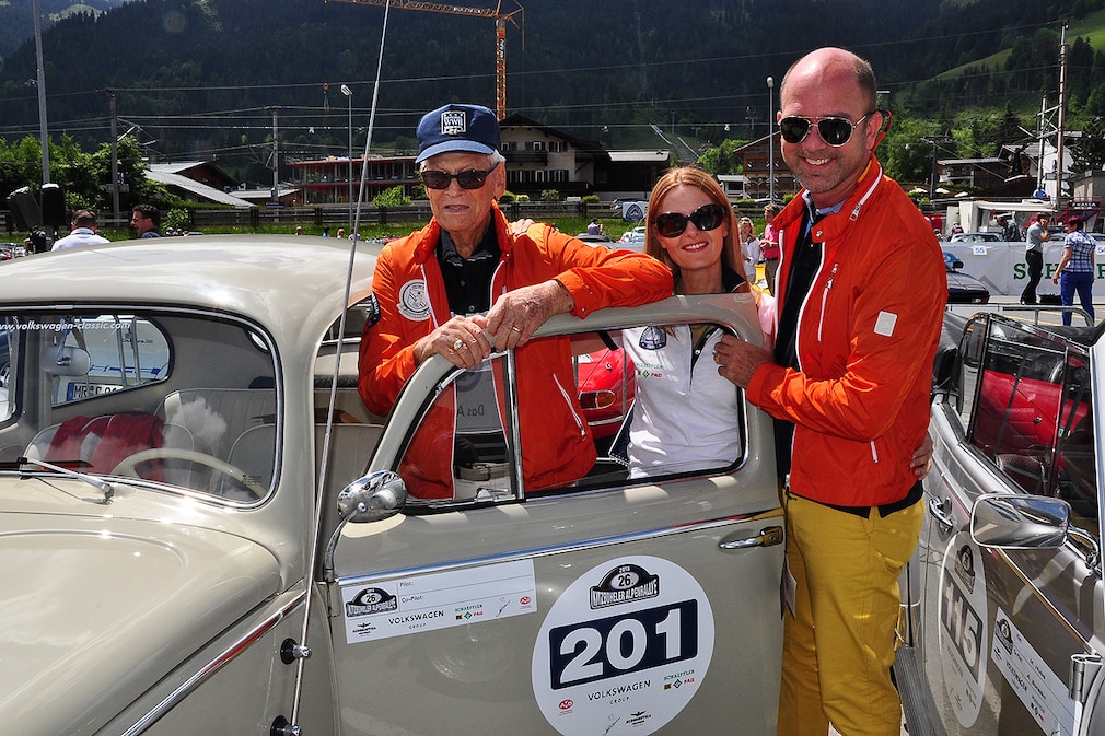 Familie Grace  Amerikaner_1: John, der Schwiegervater und das Ehepaar Joanne und Jim Grace an ihrem „california car“, einem …