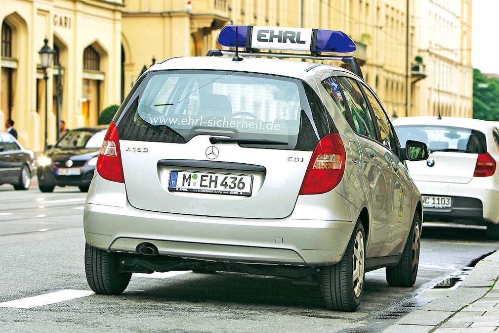 Sicherheitsdienste Fahrzeug der Firma Ehrl Security mit einer Blaulicht - Attrappe