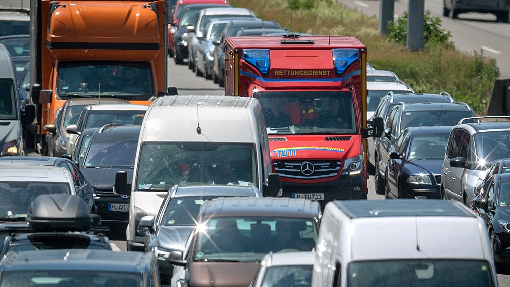 Rettungsgasse bilden: Richtiges Verhalten im Stau Rettungsgasse bilden: Richtiges Verhalten im Stau