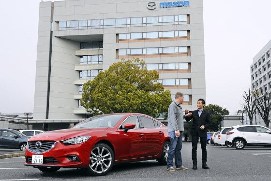 Auto Bild Leser Michael Birkner (li.)  und Mazda Designer Akiva Tamatani mit Mazda6