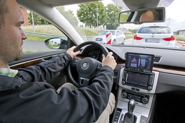 Das undatierte Handout der Arbeitsgruppe Sichere Intelligente Mobilität SIM zeigt einen Monitor in einem Pkw auf dem der Fahrer Baustelleninformation sieht