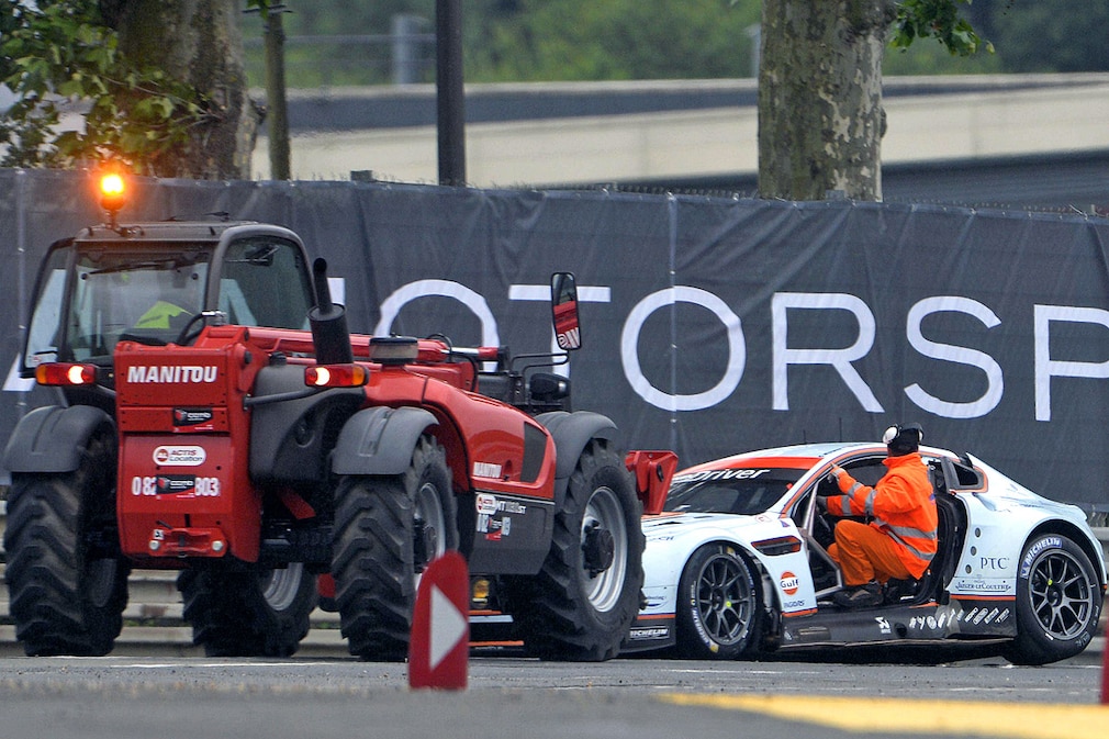24 Hours Race - Le Mans France Aston Martin Vantage V 8. Accident de Allan Simonsen.(Danemark) . Aston Martin Driver Allan Simonsen Killed In Le Mans Crash