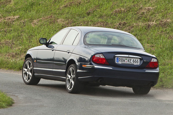 Jaguar S-Type fahrend Jaguar S-Type fahrend