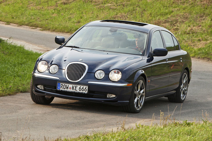 Jaguar S-Type fahrend