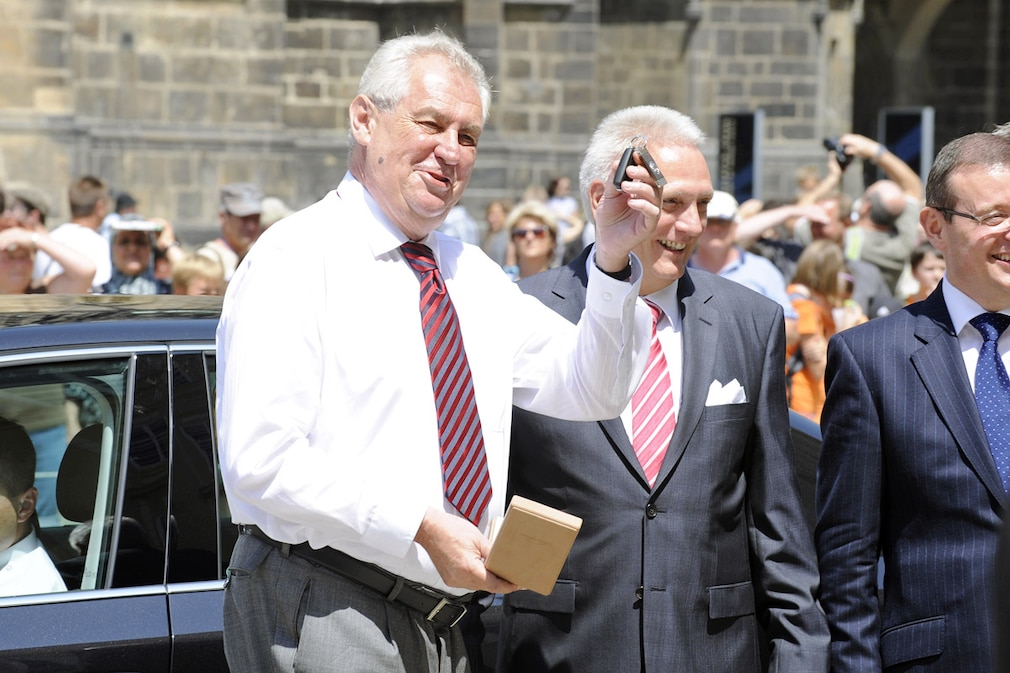 Czech president Milos Zeman got a new car Skoda Superb from Skoda Auto CEO Winfried Vahland