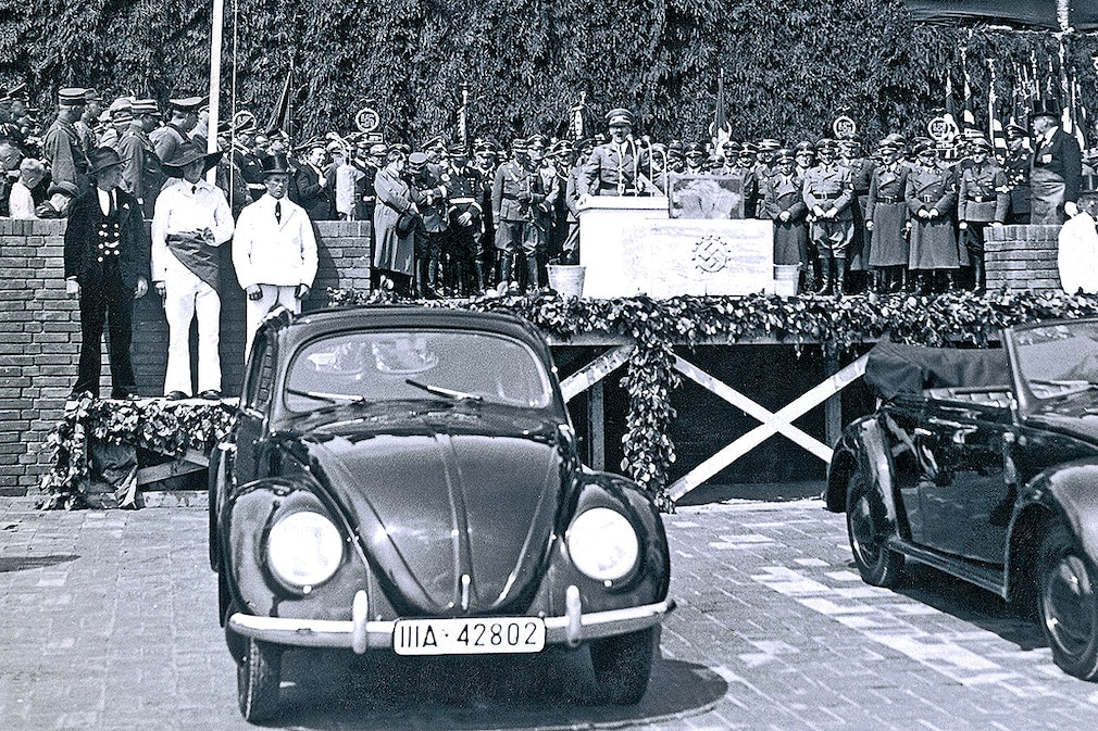 Grundsteinlegung zum großen Volkswagen-Werk bei Fallersleben (Wolfsburg) anläßlich Adolf Hitlers 50. Geburtstag. Adolf Hitler am Rednerpult