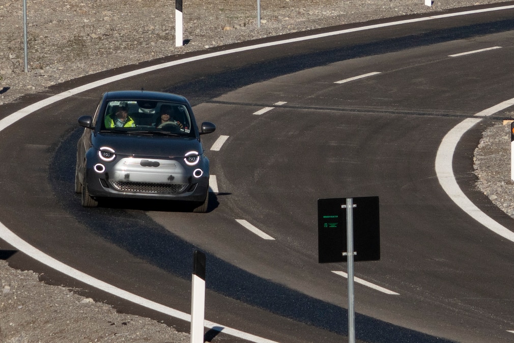 Stellantis testet das induktive Laden von E-Autos, hier mit dem Fiat 500 E