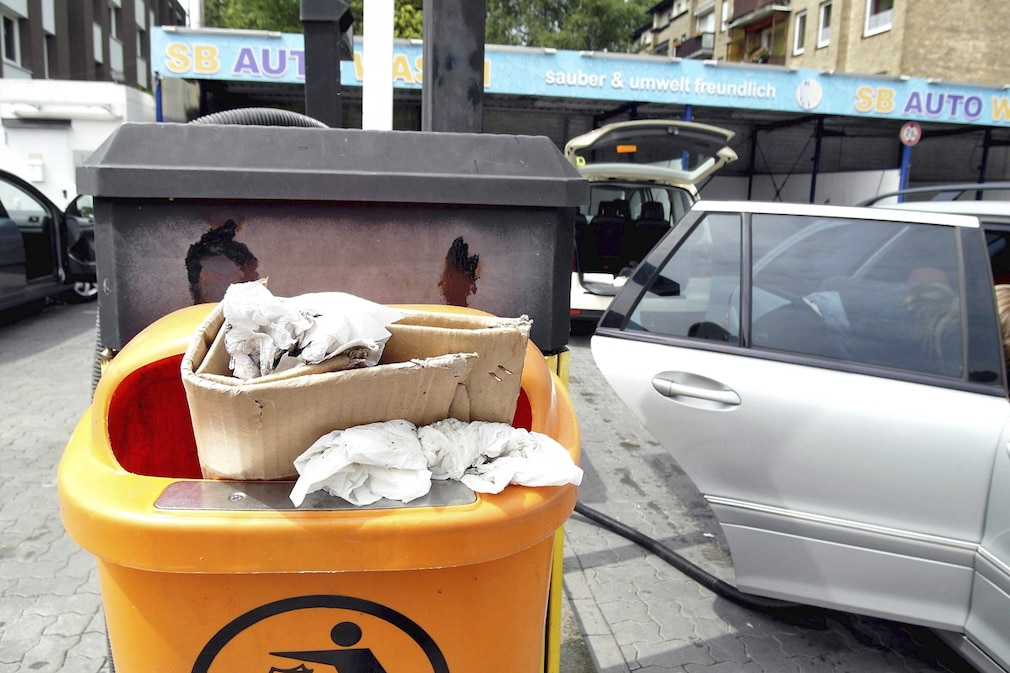 überfüllter Papierkorb