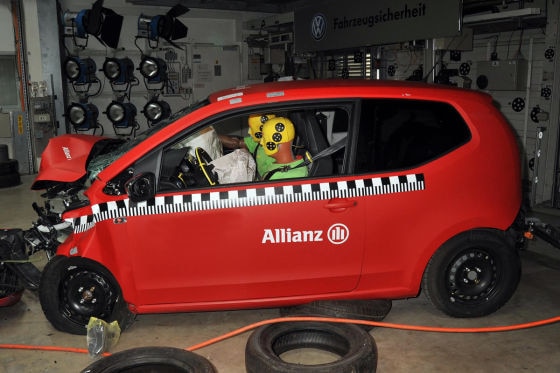 Crashtest mit einem VW Up im Allianz Technik Zentrum