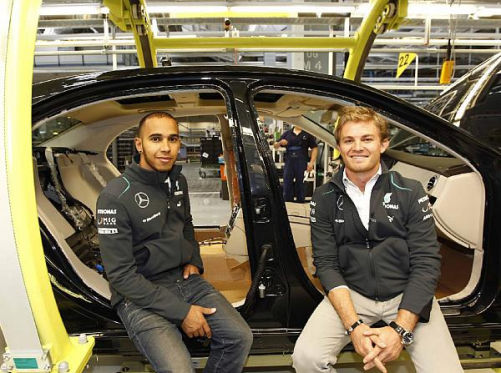 Lewis Hamilton und Nico Rosberg im Mercedes-Werk in Sindelfingen