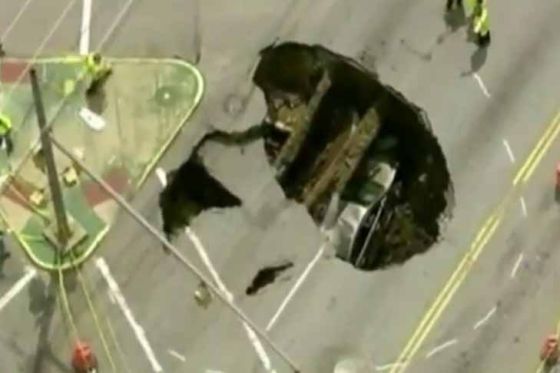 Video: Straße schluckt Auto