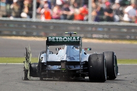 Lewis Hamilton beim Großen Preis von Großbritannien nach einem Reifenplatzer