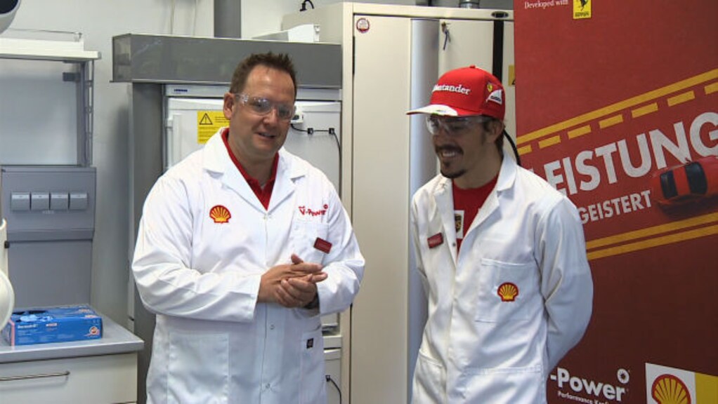 Formel-1-Rennfahrer zu Besuch im Shell Kraftstofflabor