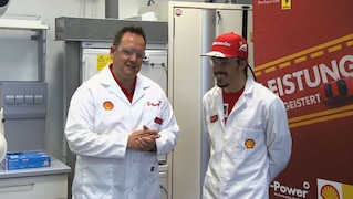 Formel-1-Rennfahrer zu Besuch im Shell Kraftstofflabor