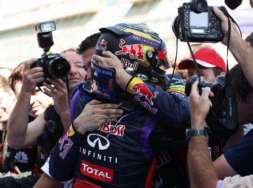 Sebastian Vettel fiel seinem Team nach dem Sieg sofort in die Arme
