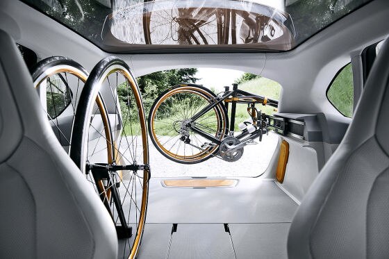 BMW Concept Active Tourer Outdoor Innenraum mit Fahrradträgersystem