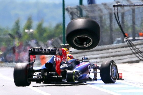 Mark Webber verliert Rad auf dem Nürburgring