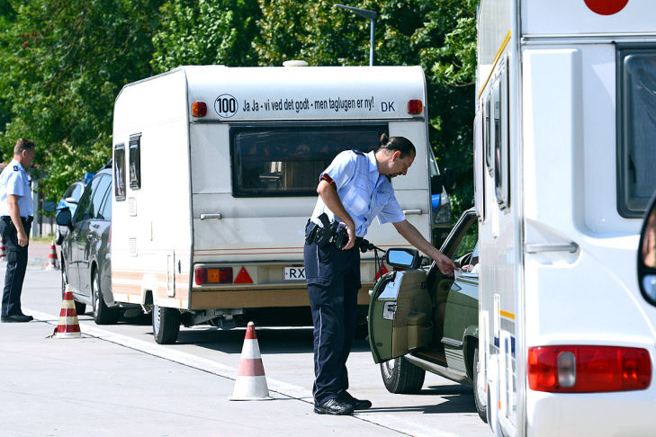 Wohnmobile auf dem Weg in den Urlaub: Achtung, Polizeikontrolle!