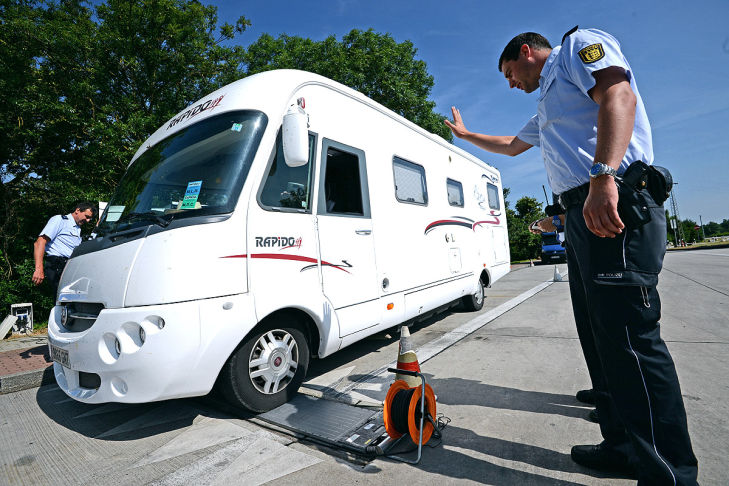 Wohnmobile auf dem Weg in den Urlaub: Achtung, Polizeikontrolle!